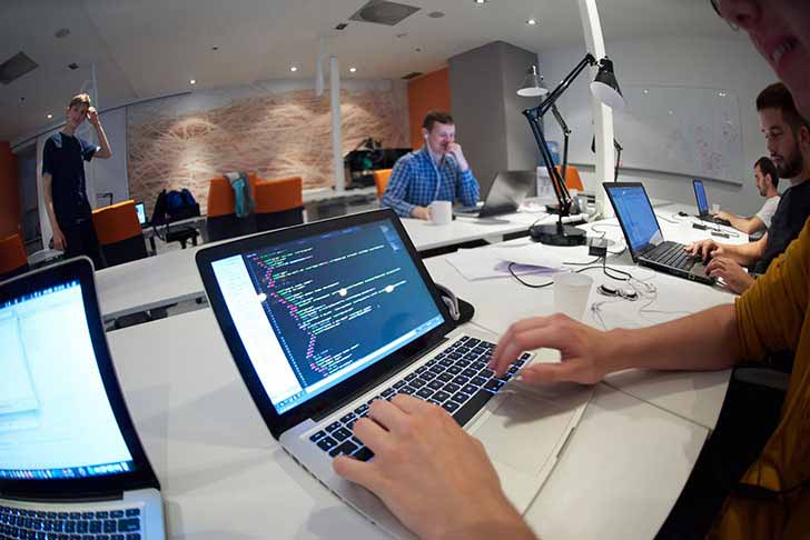 Itt tanulhatsz informatikusnak – hódítanak az IT iskolák
