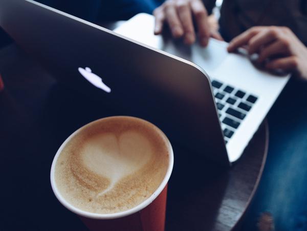 Acquérir des compétences en informatique quand on est un travailleur plus âgé